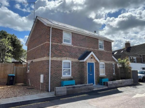 Charlotte Cottage - Minutes from Poole Park, with Feature Log Burner